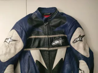 Chaqueta Moto y pantalón de piel.