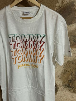 Camiseta Tommy Hilfiger.
