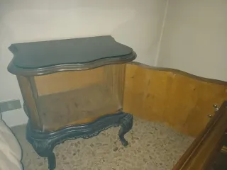 Armadio antico in legno con specchio centrale