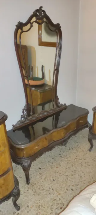 Armadio antico in legno con specchio centrale