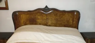 Armadio antico in legno con specchio centrale