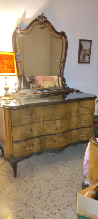 Armadio antico in legno con specchio centrale