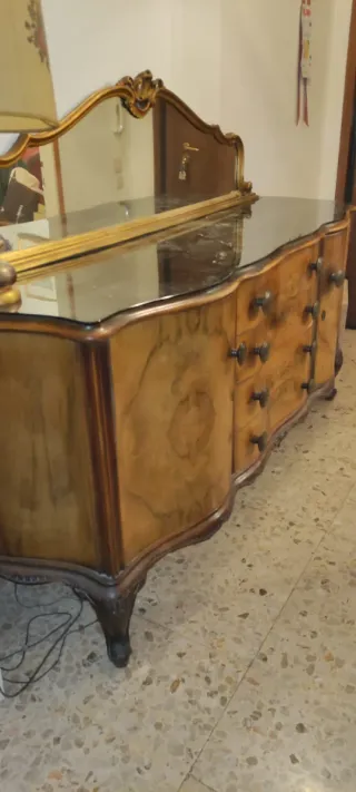 Armadio antico in legno con specchio centrale