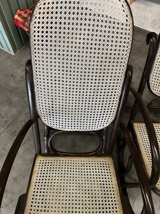 Mecedoras antiguas de ratán y madera