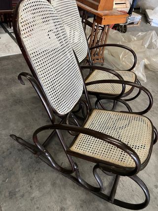 Mecedoras antiguas de ratán y madera