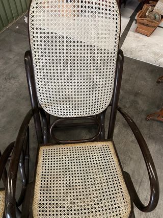 Mecedoras antiguas de ratán y madera