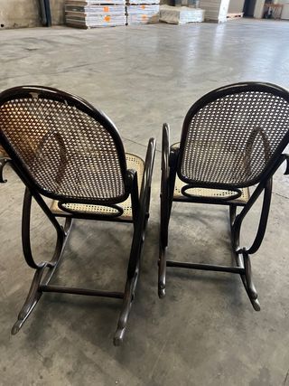 Mecedoras antiguas de ratán y madera