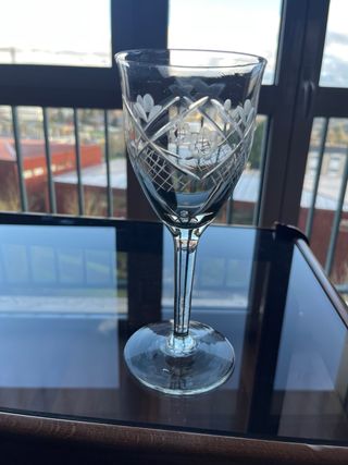 Juego de copas y vasos de cristal