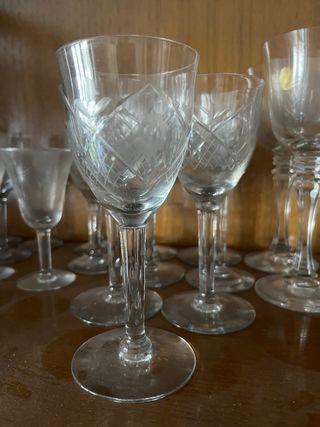 Juego de copas y vasos de cristal