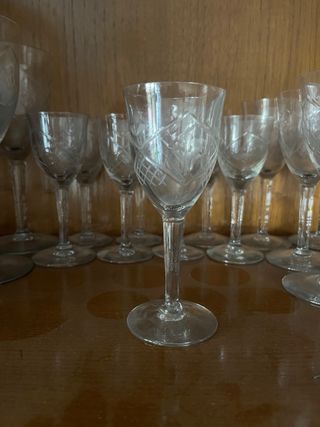 Juego de copas y vasos de cristal