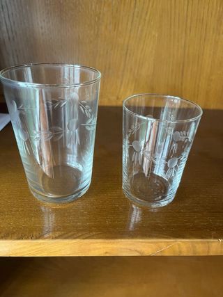 Juego de copas y vasos de cristal