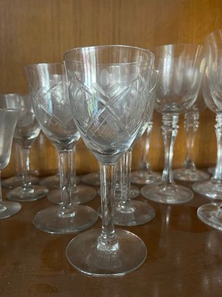 Juego de copas y vasos de cristal