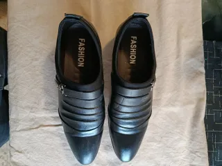 2 Zapatos de vestir negros 1 sin cordón y otro con