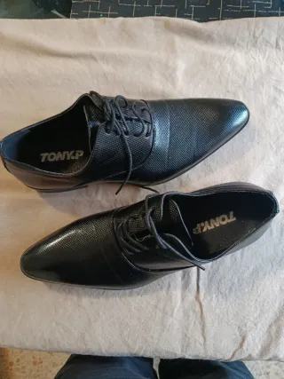 2 Zapatos de vestir negros 1 sin cordón y otro con