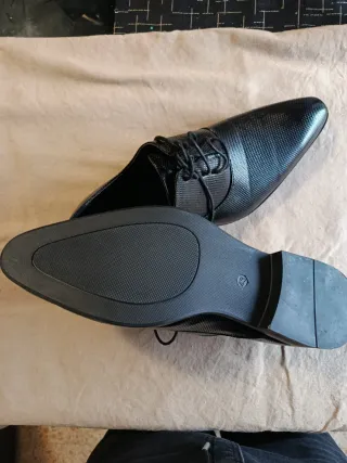 2 Zapatos de vestir negros 1 sin cordón y otro con