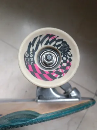 Longboard Santa Cruz con ruedas nuevas