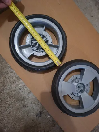 Ruote per passeggino o altro. Nuove.