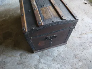 Cofre de madera y metal 68x40x40