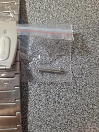 Correa metálica para reloj plateada.