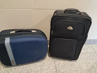 Maletas pequeñas negras y azules