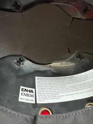 Gorra negra antigolpes con visera