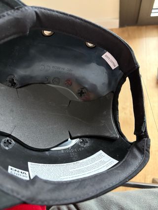 Gorra negra antigolpes con visera