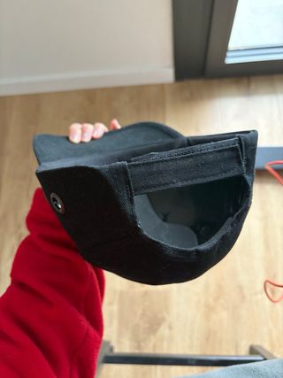 Gorra negra antigolpes con visera