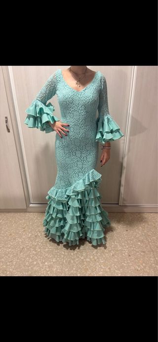 Traje de flamenca verde agua con volantes
