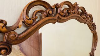 Cabecero, 2 Mesitas y Cómoda Madera Tallada