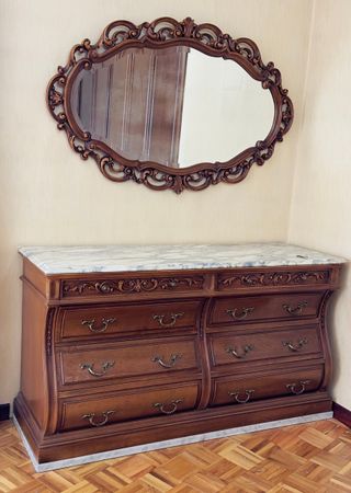 Cabecero, 2 Mesitas y Cómoda Madera Tallada