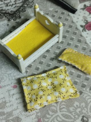 Cama Sylvanian Families amarilla