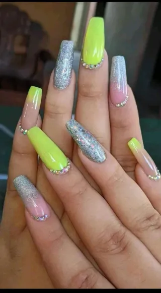 Soy colombiana emprendiendo uñas pestañas y cabell