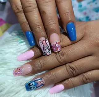 Soy colombiana emprendiendo uñas pestañas y cabell