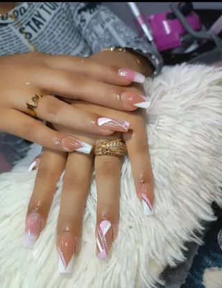 Soy colombiana emprendiendo uñas pestañas y cabell