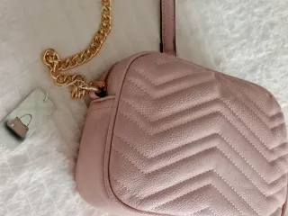 Bolso de hombro mujer rosa con cadena dorada