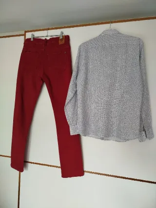 Pantalón rojo y camisa estampada Mango Talla M