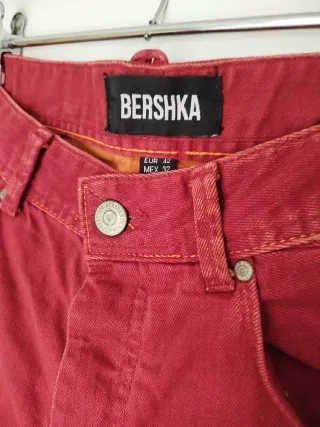 Pantalón rojo y camisa estampada Mango Talla M