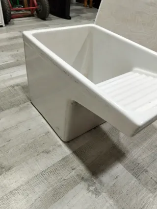 Pila de lavar blanca