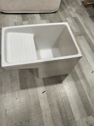 Pila de lavar blanca