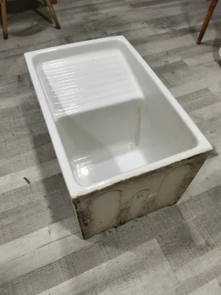 Pila de lavar blanca