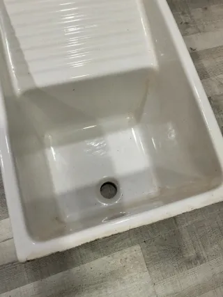 Pila de lavar blanca