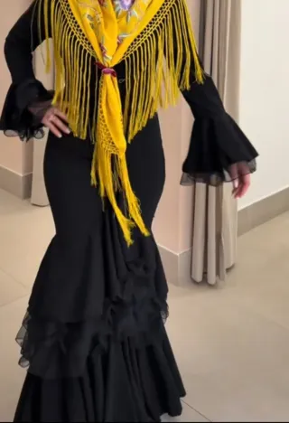 Traje de flamenca con volantes y flecos