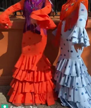 Traje de flamenca con volantes y flecos
