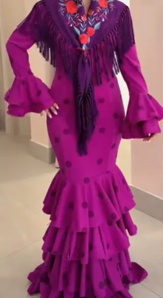 Traje de flamenca con volantes y flecos