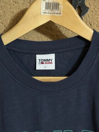 Camiseta Tommy Hilfiger.