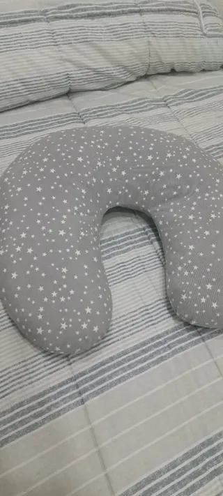 Cojín de lactancia estrellas gris