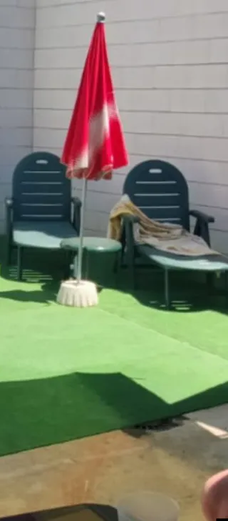 2 tumbonas de plástico