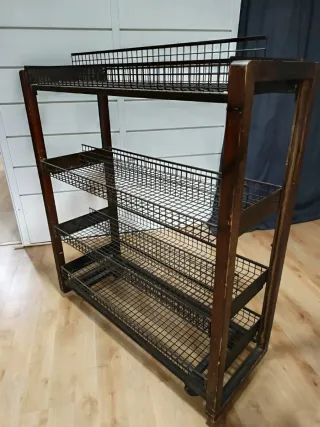 Estantería industrial con ruedas