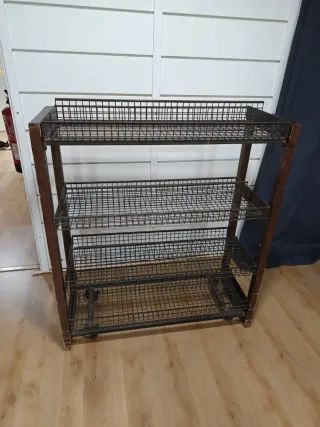 Estantería industrial con ruedas