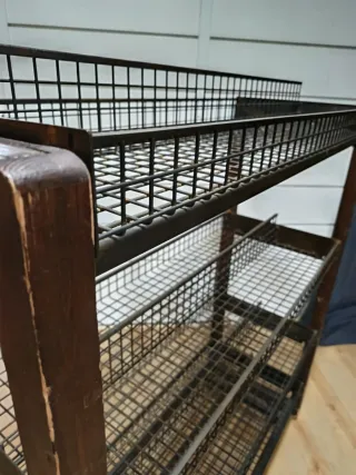 Estantería industrial con ruedas